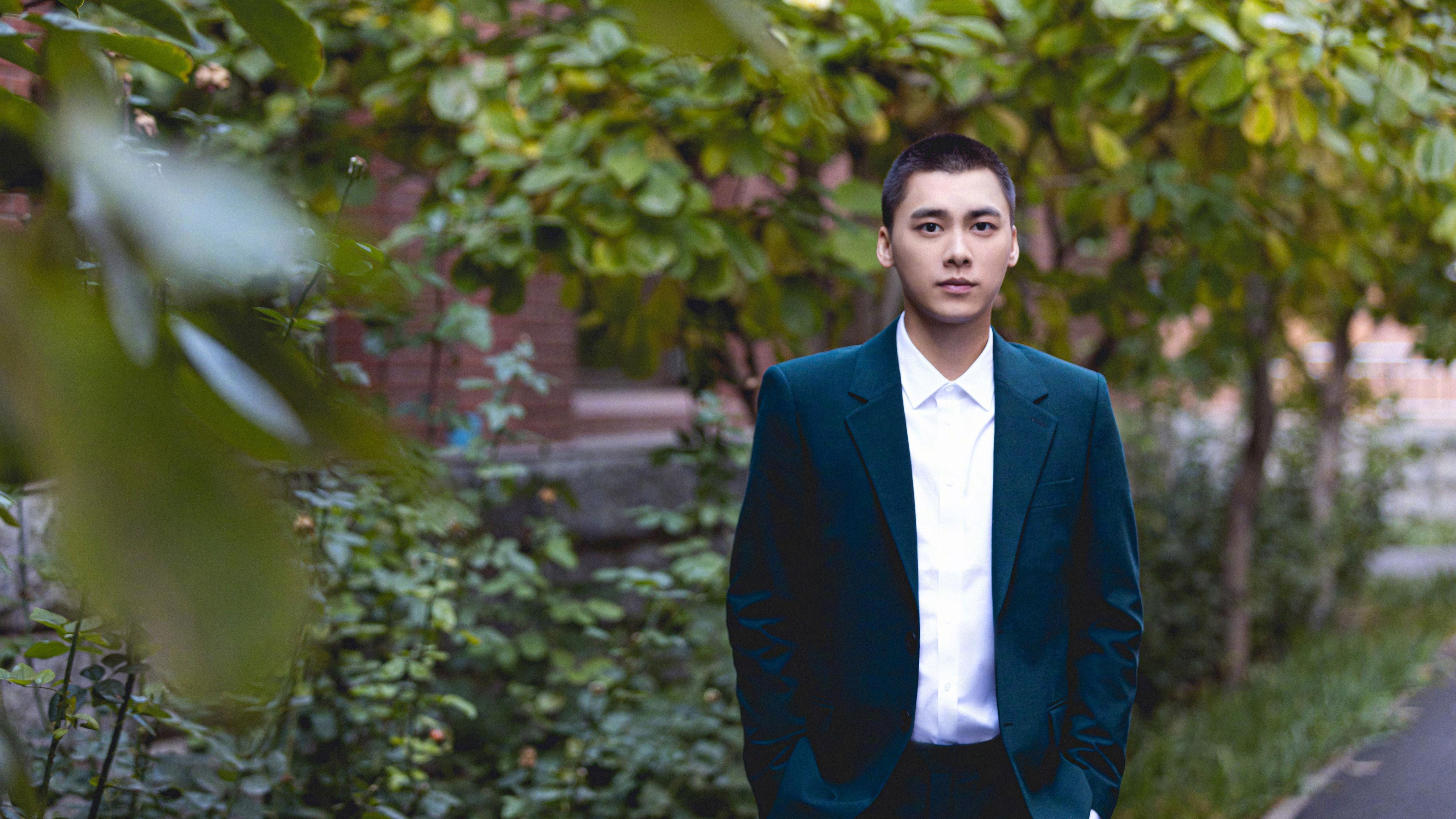 赫罗纳紧密配合拉扯防线完成突破，赫罗纳队徽